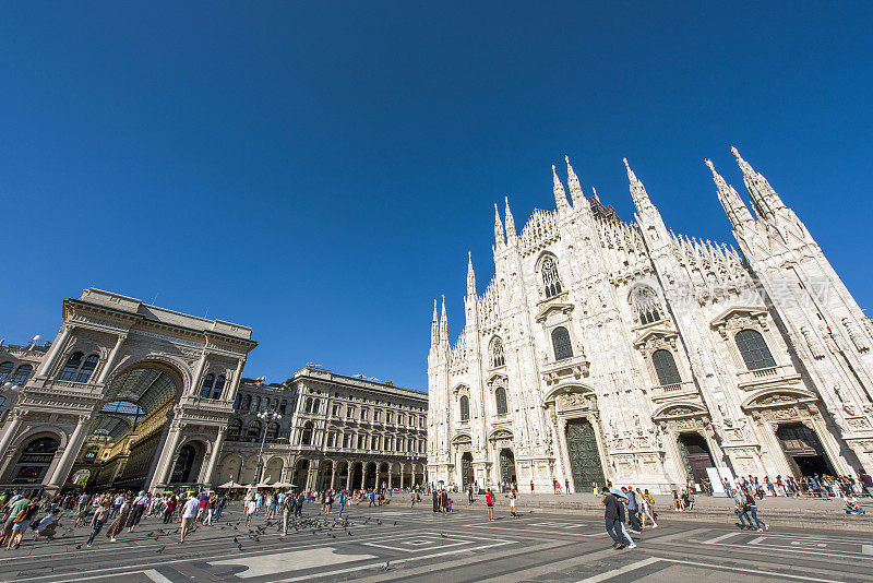 大教堂广场大教堂(Mariae Nascenti)与埃马努埃莱二世Galleria Vittorio Emanuele，意大利米兰